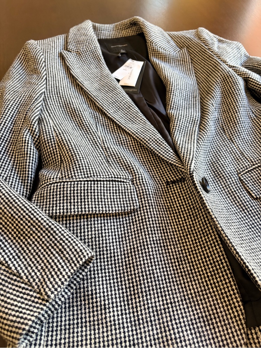 Banana Republic Black and White Houndstooth Blazer - Picture 2 of 5
